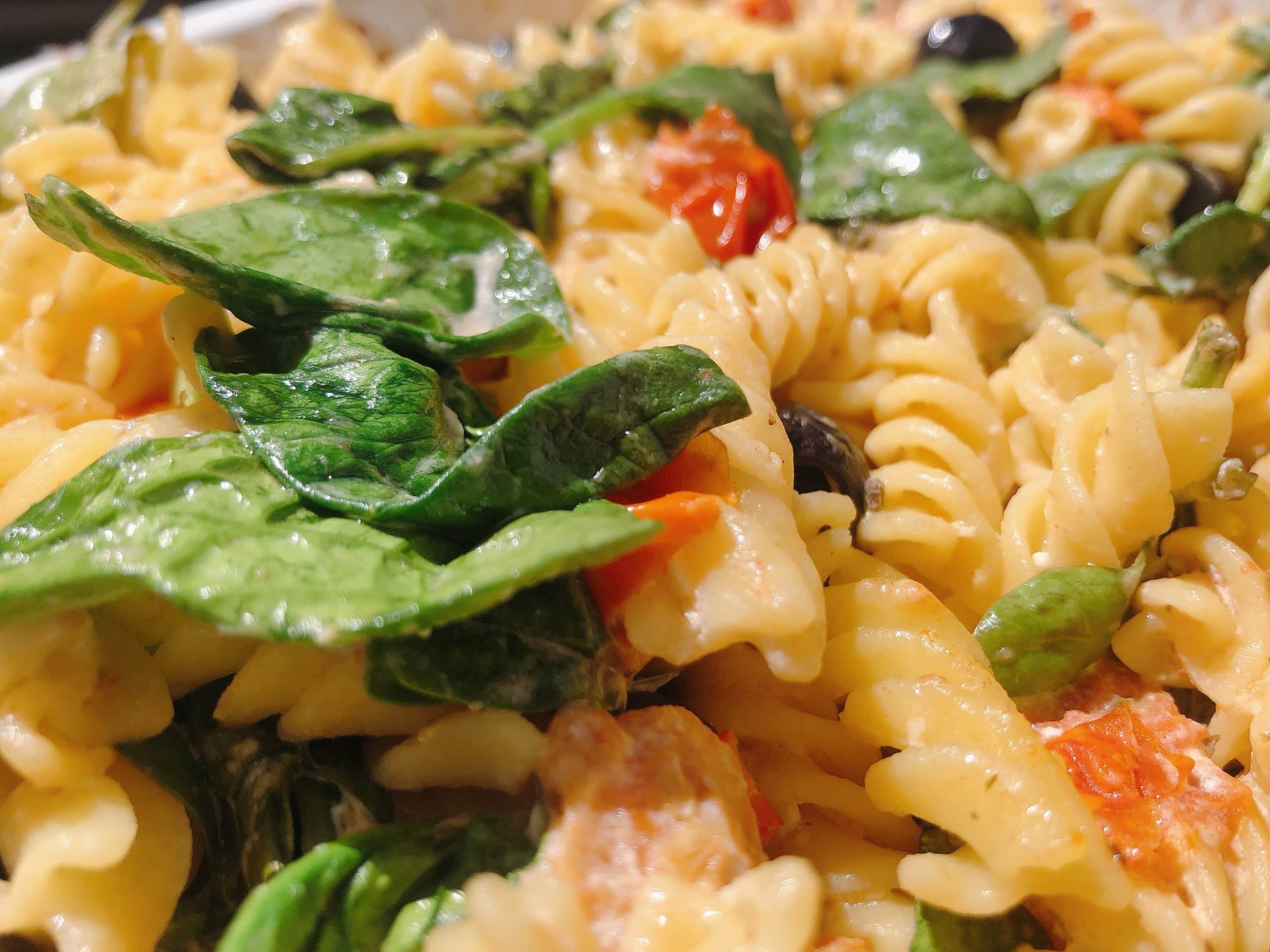 Salada de Fusilli com Pêssegos grelhados e Feta