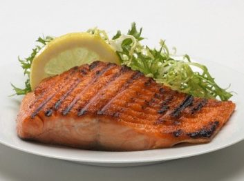 Postas de salmão grelhadas