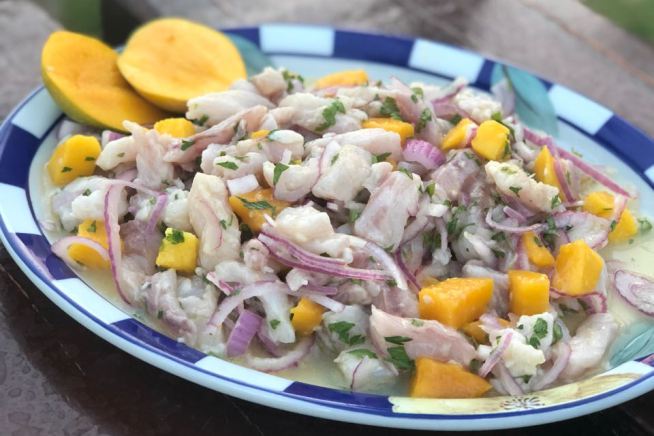 Ceviche de peixe branco com manga