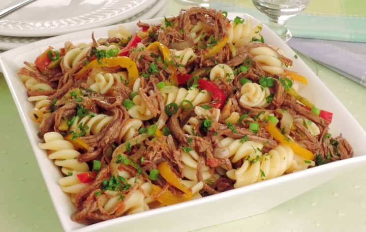 Salada de macarrão com carne